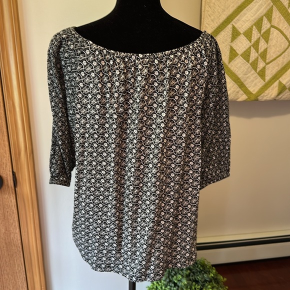 LOFT Black and White Patterned Short Sleeve Blouse size medium - Picture 3 of 6